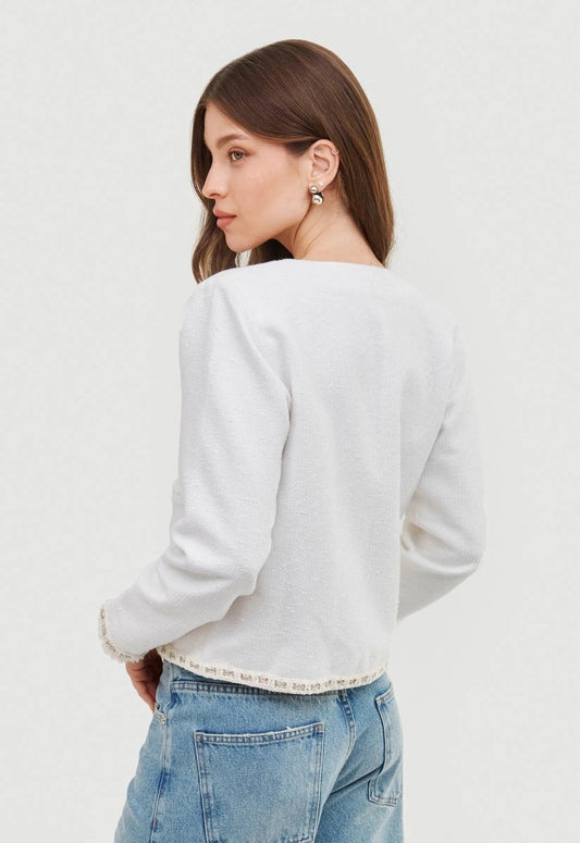 Parte de trás do casaqueto tweed branco, detalhes metálicos sutis.