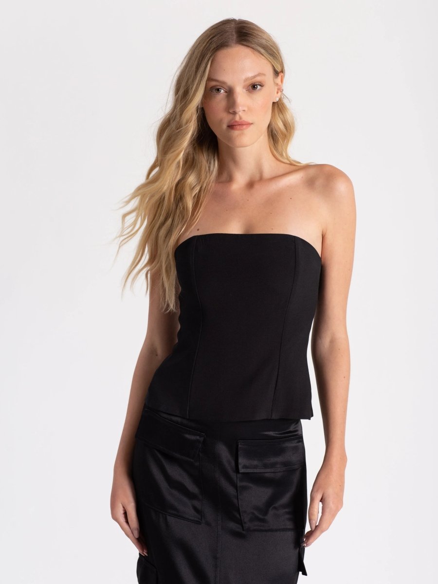 Corset preto, elegante e ajustado. Realça a silhueta com um toque sofisticado, perfeito para compor looks ousados e charmosos em diversas ocasiões.