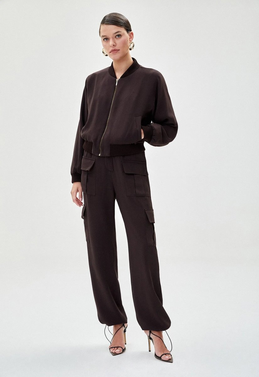Blazer alfaiataria marrom, sofisticado e elegante. Ideal para compor looks formais e profissionais, adicionando um toque clássico e requintado ao visual.