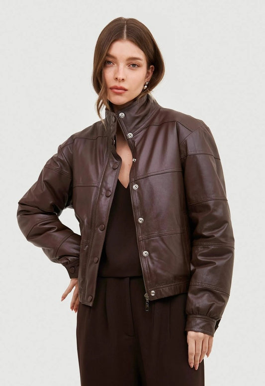 Jaqueta bomber marrom com acabamento em couro. Moderna e elegante, possui detalhes em botões de prata, perfeita para um look casual sofisticado.
