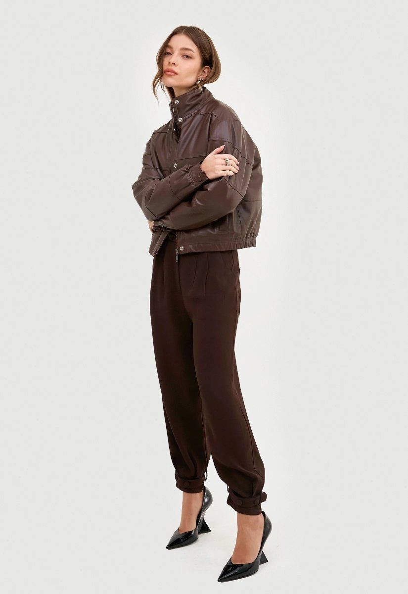 Jaqueta bomber marrom. Design casual, com gola alta e ajuste na cintura, ideal para um visual moderno e confortável.