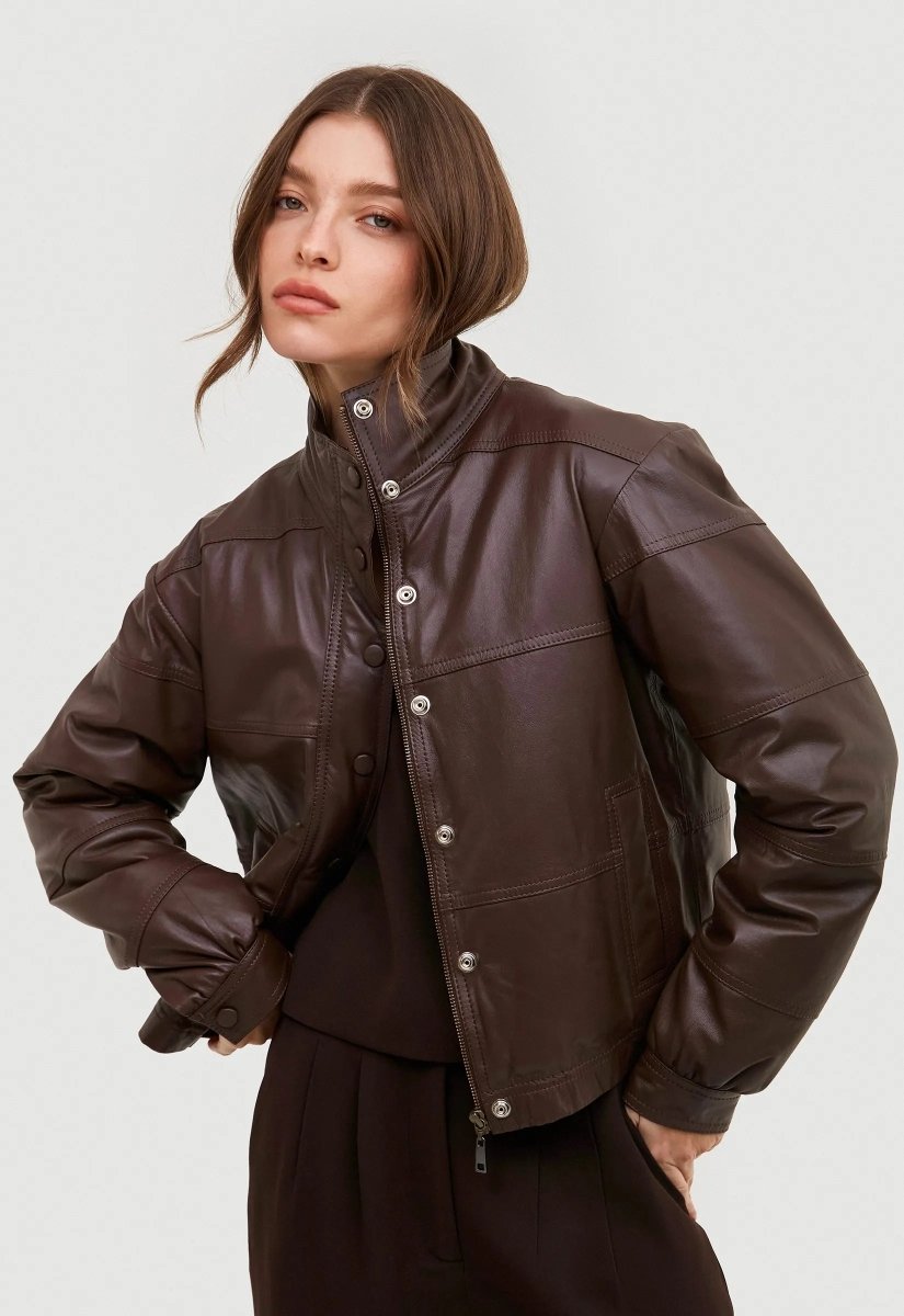 Jaqueta bomber marrom com botões prata e gola alta. A peça também possui bolsos e é ideal para looks elegantes.