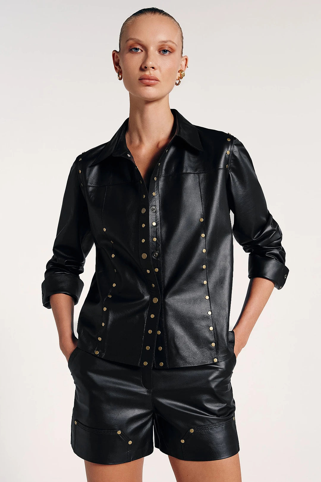 Jaqueta couro preta tachas, com design ousado e moderno. Oferece um visual marcante, perfeita para adicionar atitude e sofisticação a qualquer look.