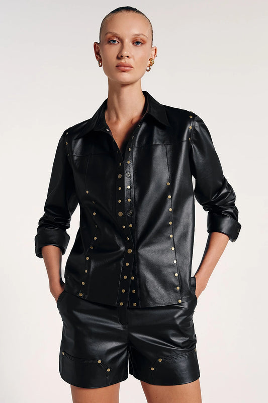 Jaqueta couro preta tachas, com design ousado e moderno. Oferece um visual marcante, perfeita para adicionar atitude e sofisticação a qualquer look.
