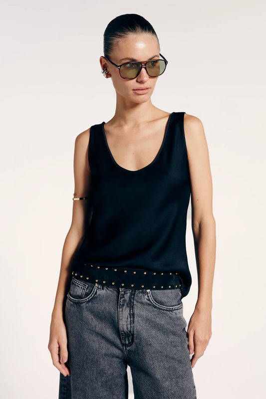 Regata acetinada preta, elegante e versátil. Ideal para compor looks sofisticados, adicionando um toque de brilho e modernidade ao visual.