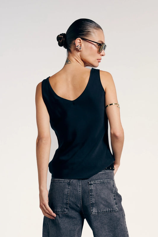 Regata acetinada preta vista de trás. Perfeita para looks modernos, acrescentando um toque de brilho.