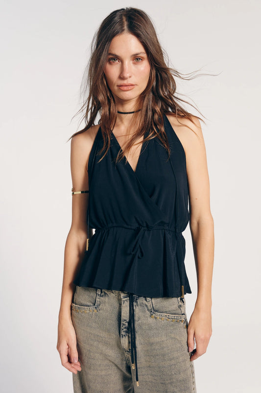 Regata preta decote V, básica e elegante. Versátil para compor diversos looks. A modelo combina a eça com calça jeans e bracelete.