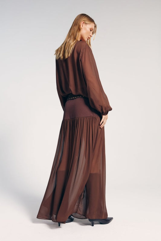 Modelo vestindo saia longa marrom boho, trazendo um toque de estilo boêmio e descontraído.