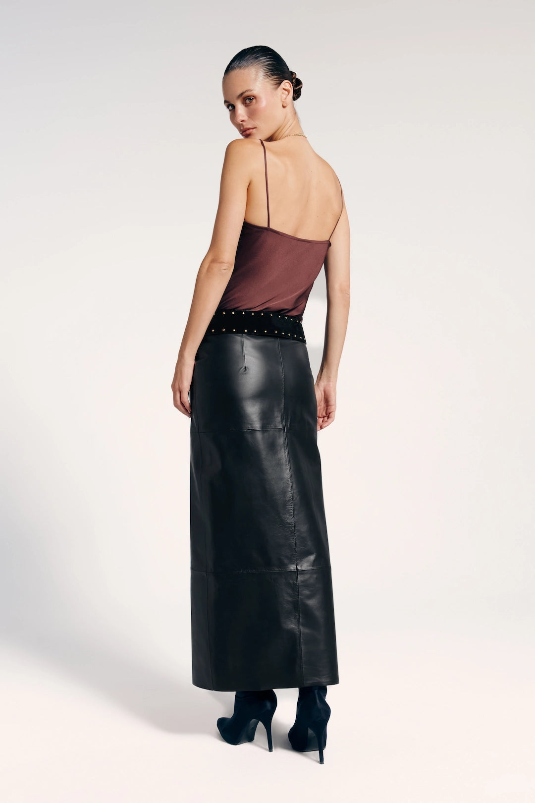 Saia longa preta couro com zíper frontal vista de trás. Elegante e sofisticada podendo combinar com peças variadas.