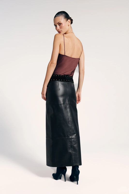 Saia longa preta couro com zíper frontal vista de trás. Elegante e sofisticada podendo combinar com peças variadas.