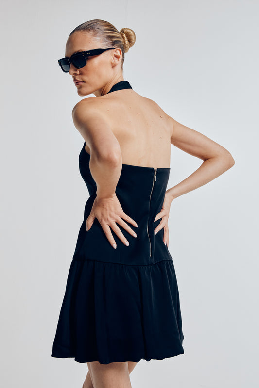 Vestido balonê preto elegante para ocasiões especiais
