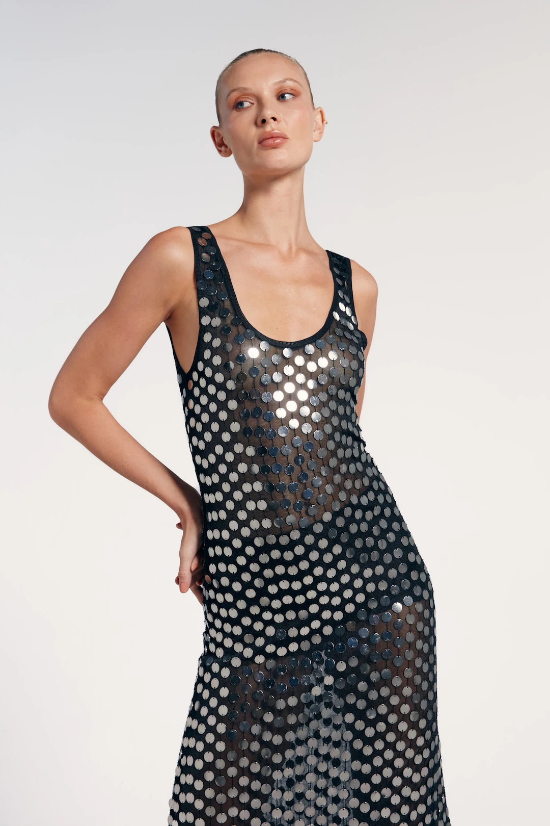 Close do vestido longo paetê preto, peça combina casualidade com elegância.
